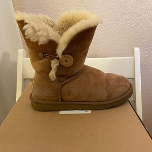 UGG Bailey Button II Boot in Chestnut | Size 8